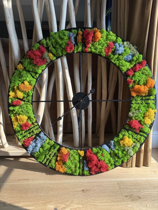 Zegar z kolorowym mchem chrobotkiem