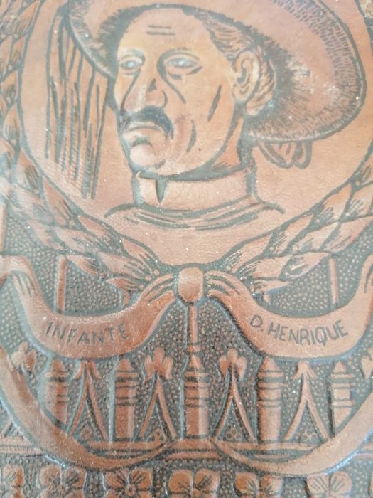 Capa em pele infante D Henrique