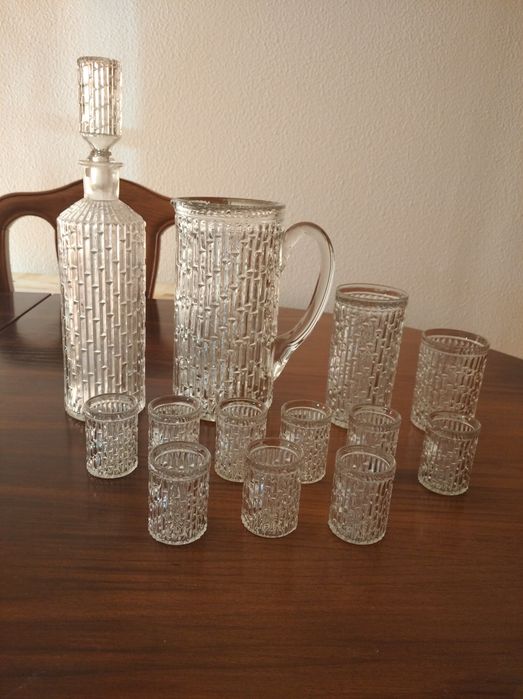 Conjunto de garrafa, jarro e copos