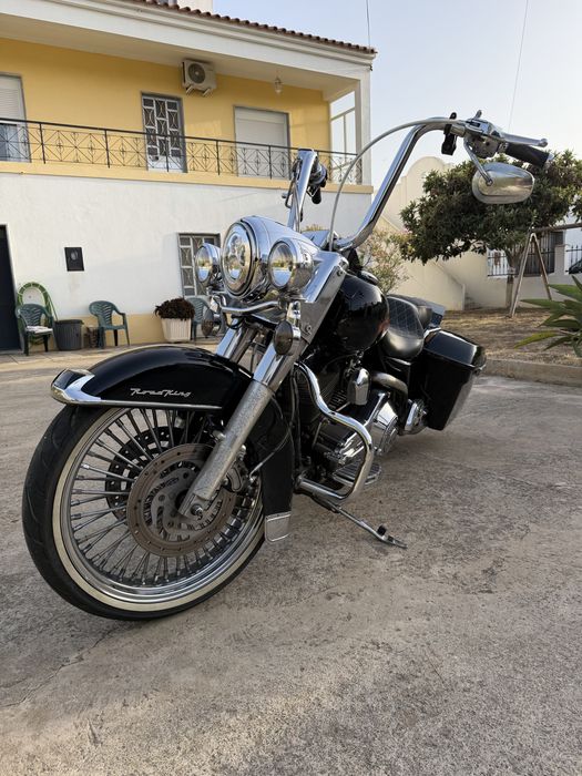 Harley-Davidson Road King 2001 estilo Chicano/Bagger.