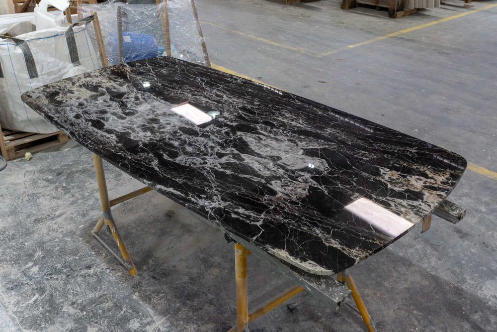 Mesas, tampos e bases em Mármore