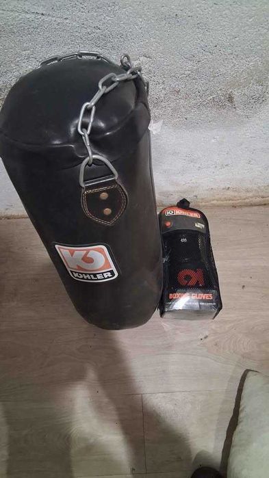 Vendo saco de boxe 20kg com soporte de parede e luvas