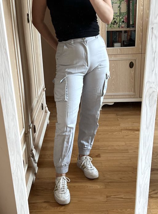 Spodnie bawełniane joggery cargo jasne sportowe ze ściągaczem
