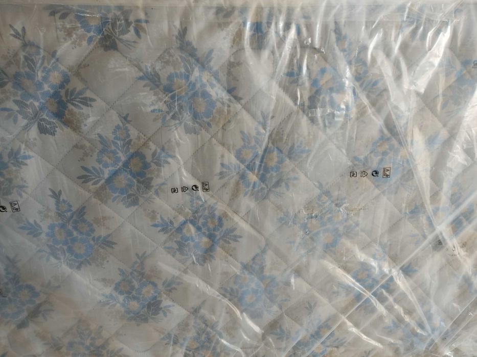 Cama de pessoa e meia com colchão