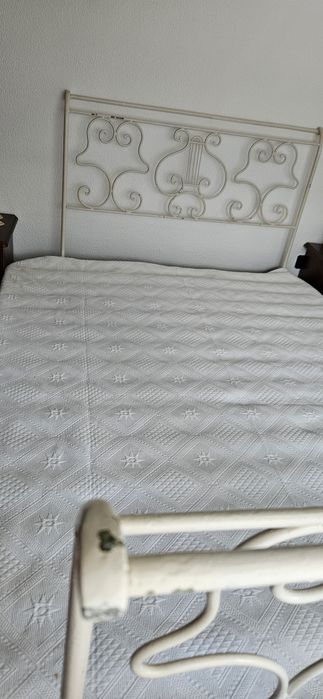 Cama de ferro antiga