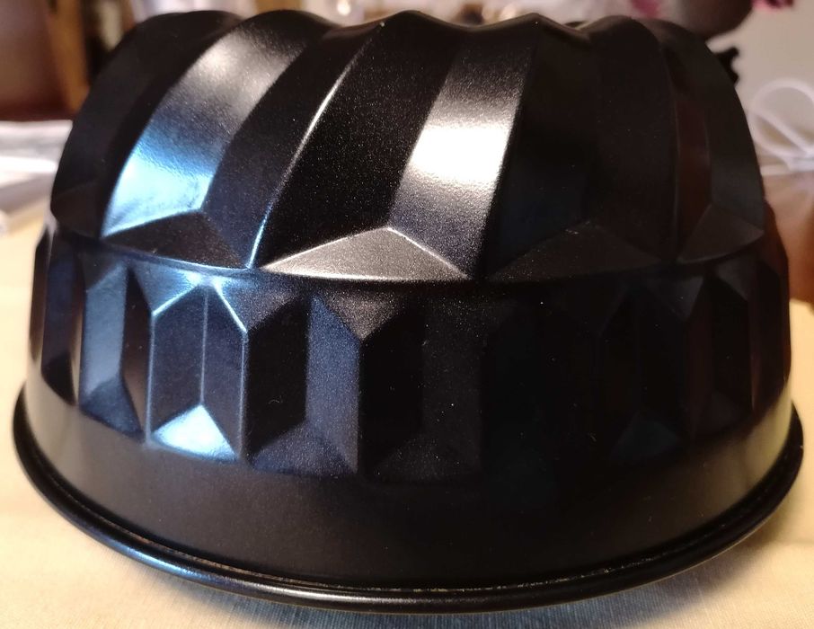 Metal cake pan.431775034901811202