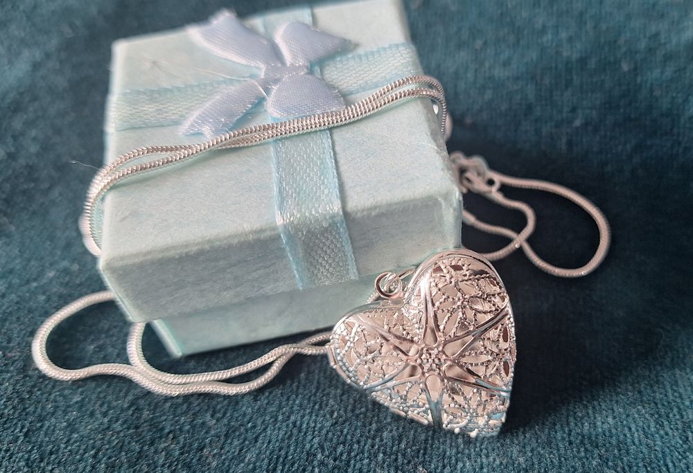 Łańcuszek z wisiorkiem, sekretnik.