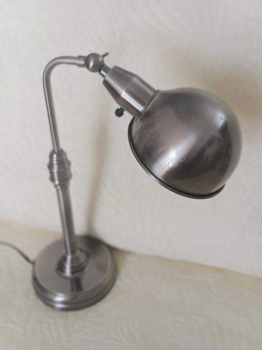 metalowa lampka stołowa