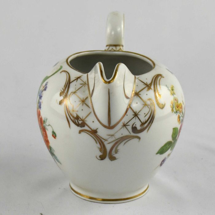 Leiteira em porcelana Artibus decorado com flores e ouro