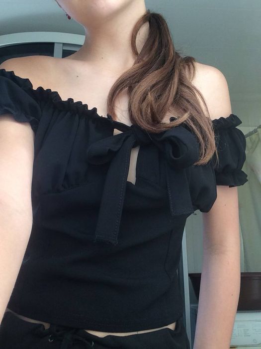 Топ з вирізом  на зав'язці