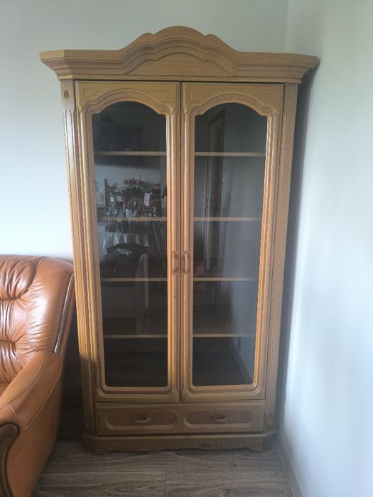 Drewniana szafa solidna