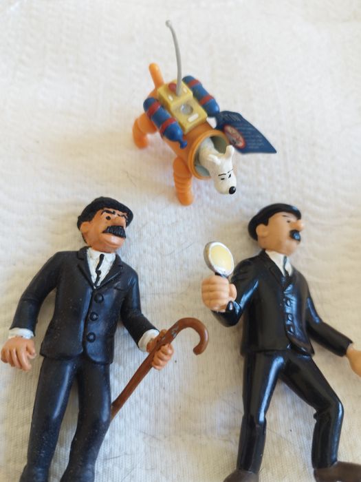 conjunto de 4 figuras de tintim.  de diferentes épocas.