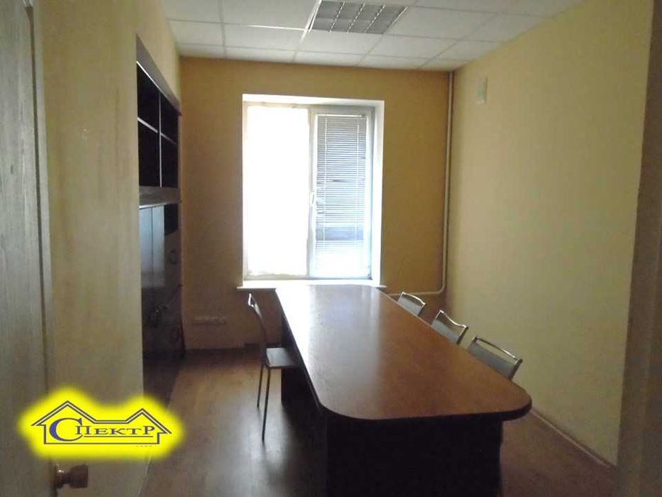 82 кв.м.  вул. Леніна(Свято-Миколаївська), 5 кабінетів .