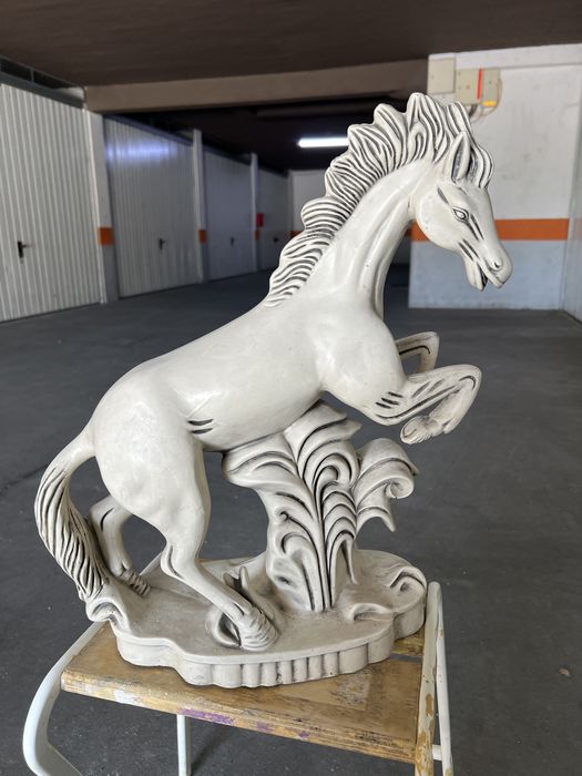 Estatuetas colecionaveis  cavalos e menino estudioso