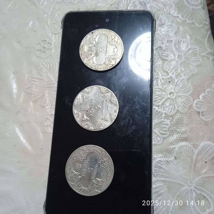 Продам три монеты 5 гривен 1998 год.
