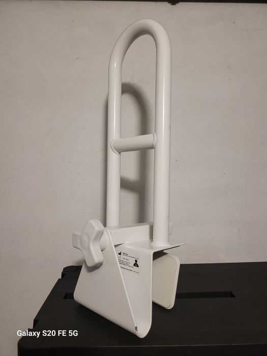 Uchwyt do wanny dla osoby niepełnosprawnej.