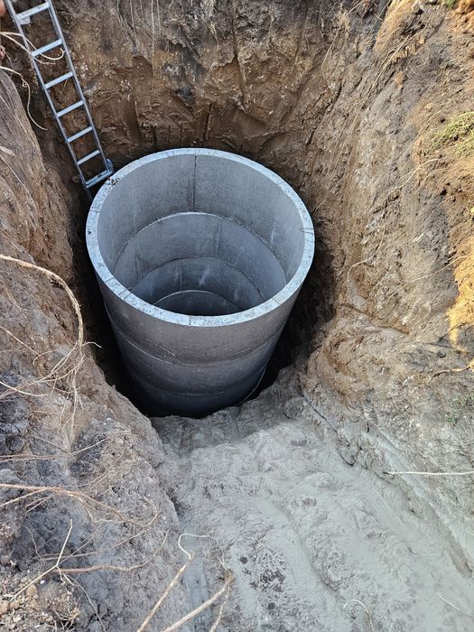 Экскаватор. Миниэкскаватор. Кольца бетонные для сливной ямы.