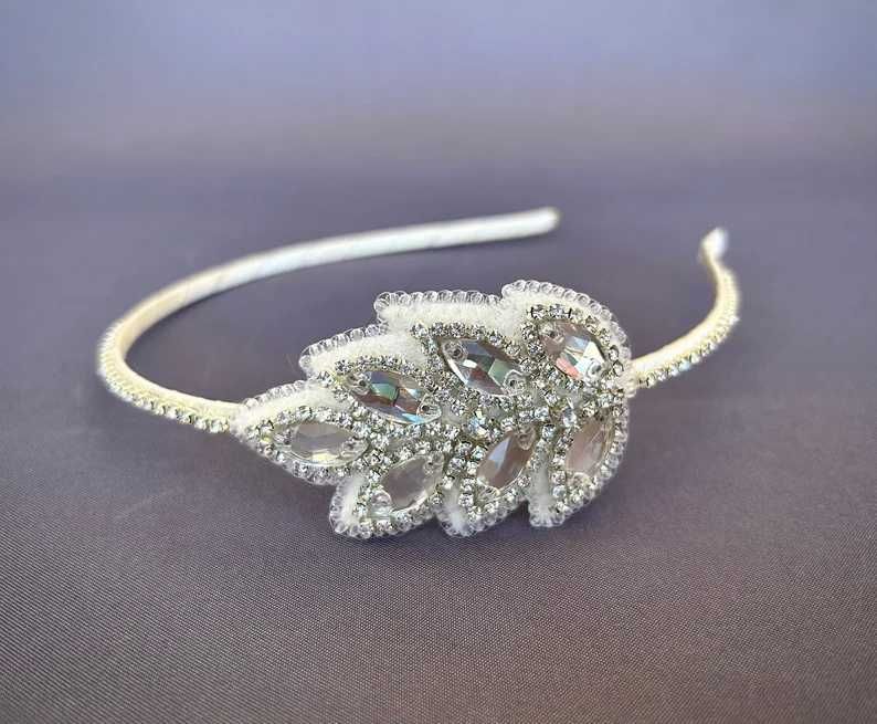 Tiara/Bandolete bordada à mão – peça exclusiva