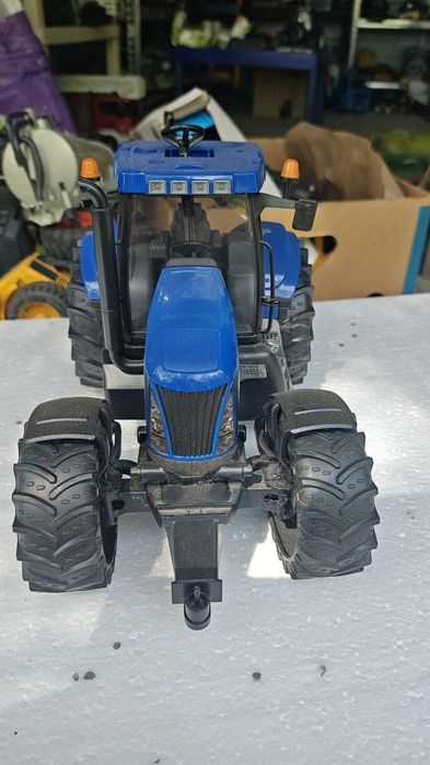 Bruder traktor new holland