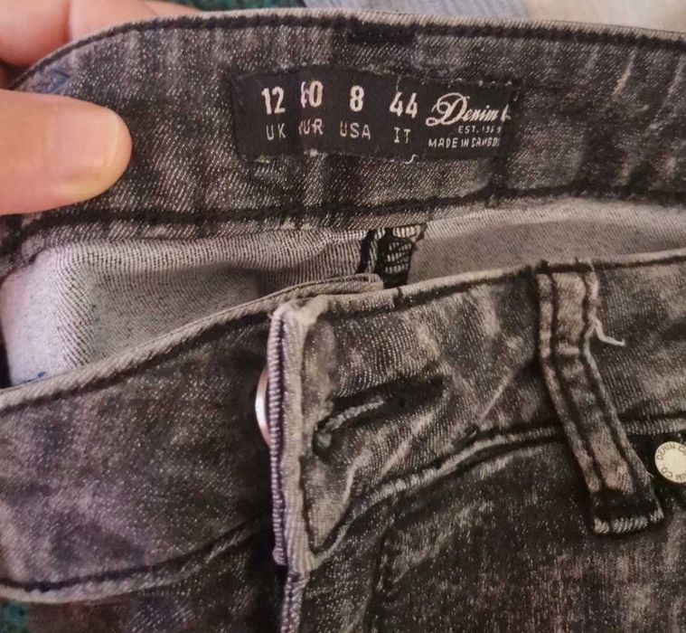 Calças cinzentas da Denim