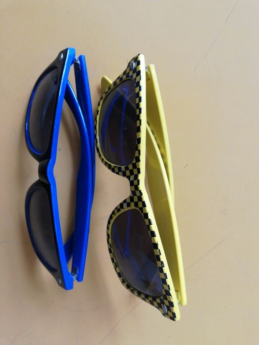 2 óculos de sol (azul e amarelo)