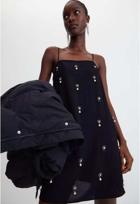 Коротка чорна сукня зі стразами