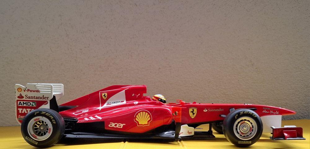 Bolid Ferrari F150 Fernando Alonso #5 Sezon 2011 / Skala 1/14 (37 cm)