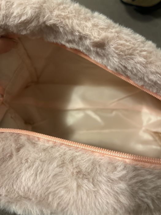 Kosmetyczka różowa puchata