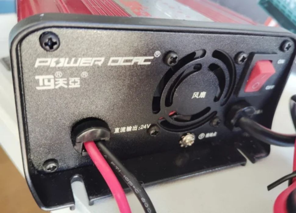 Carregador de bateria inteligente C405, saída de 24 V e 5 A.