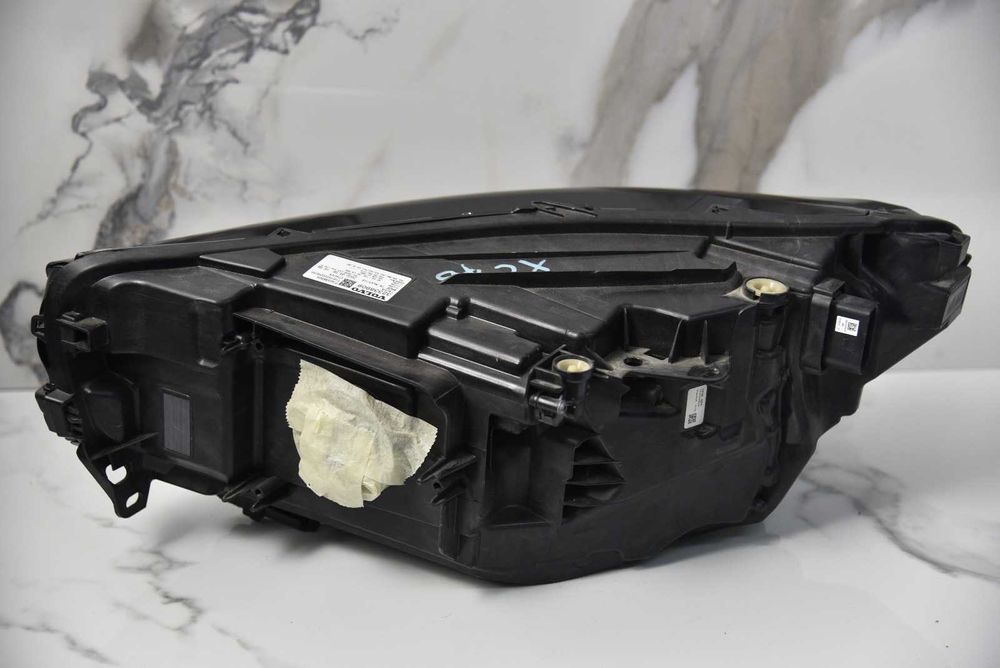 FAROL ESQUERDO – VOLVO XC40 (2018–2023)