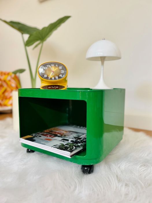 Móvel verde da Kartell com rodinhas