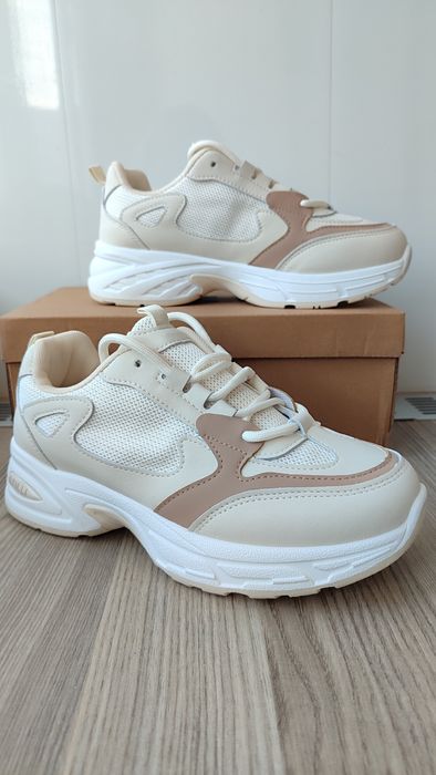 Жіночі кросівки  шкіряні