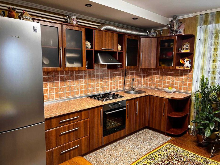 Продається просторий житловий будинок з земельною ділянкою 0,43 га