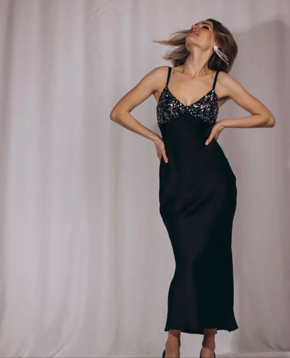 Zara довга атласна чорна сукня