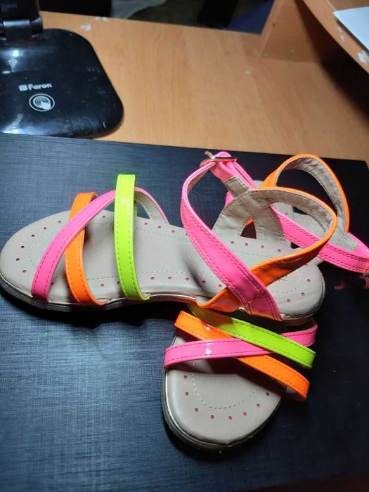 Продам детскую летнюю обувь на девочку!