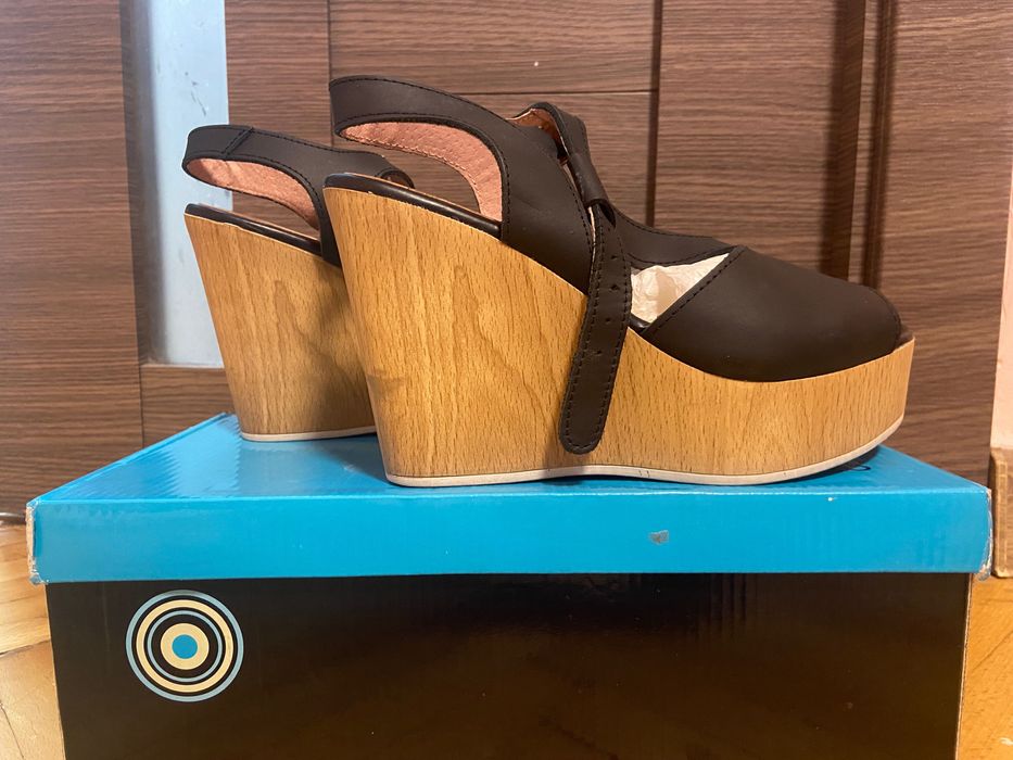 Босоніжки на платформі