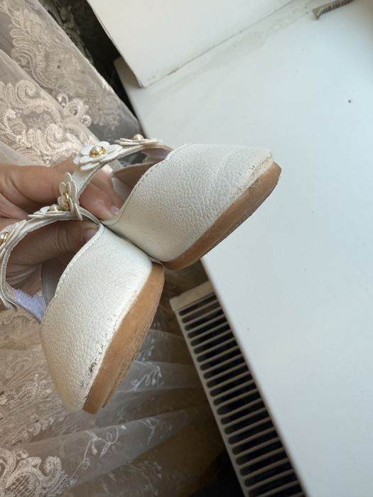 Туфлі молочного кольору для дівчинки