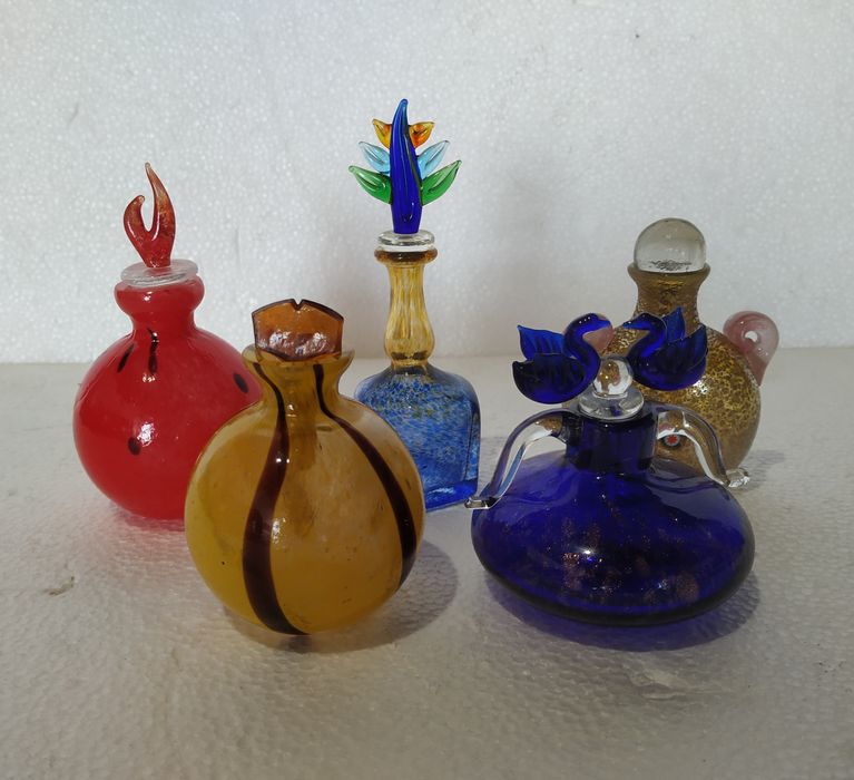 Cristal e vidro - Cinco frascos de perfume