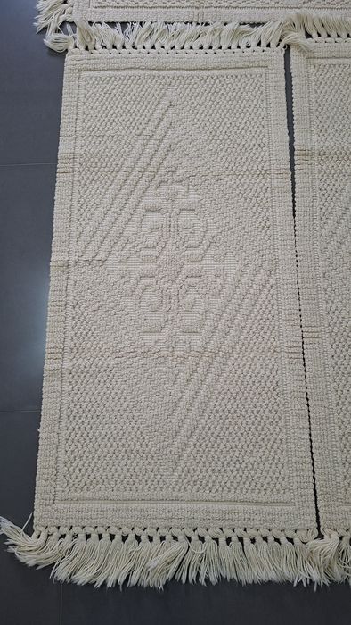 Tapete artesanato Almalaguês, de cor beje