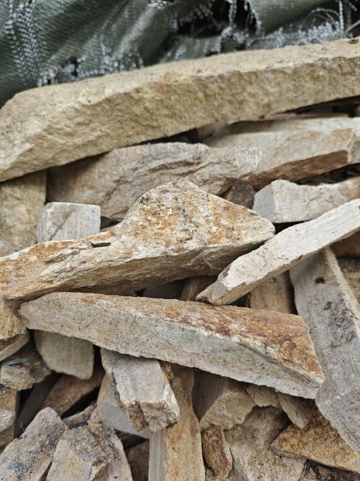 Kamień naturalny – piaskowiec łupany / kamień elewacyjny i ogrodowy