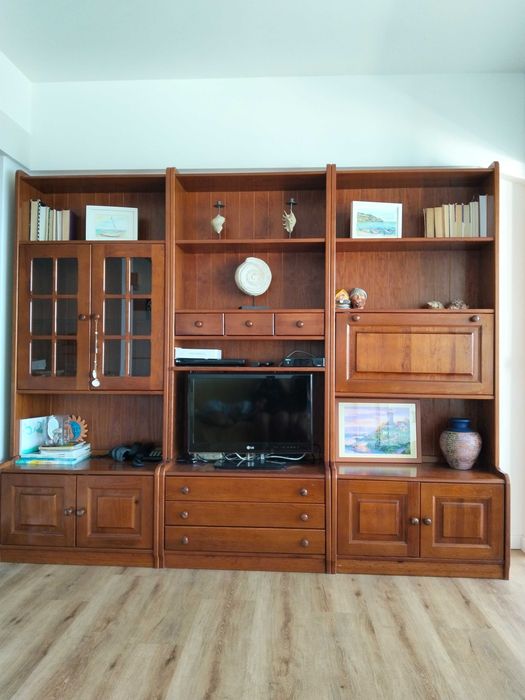 Móvel sala de parede clássica/rústica com acabamento envernizado.É um móvel modular composto por colunas verticais 3 blocos