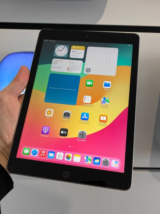 Apple iPad 6 32GB Wi-Fi + чехол защитный новый