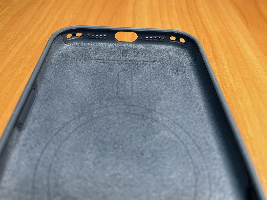 Оригінальний чохол на Iphone 17Pro з MagSafe