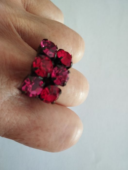 Seis pares de brincos novos, pulseira e anéis