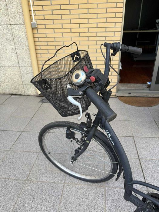 Bicicleta feminina com cesto.