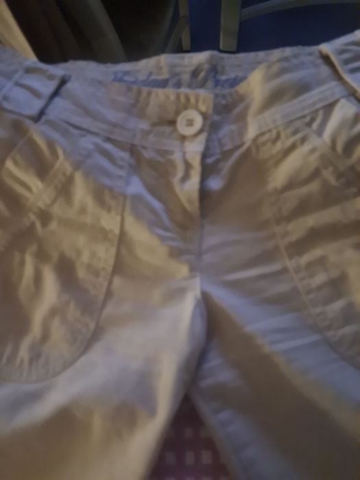 Calça bege, frescas, com bolsos