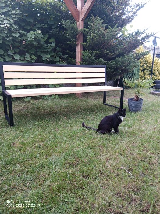 Ławka ogrodowa ze stalową ramą