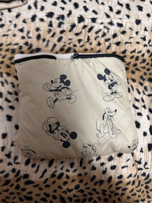 Продам зимовий комбінезон з Міккі Маусом в гарному стані . На 9-12 міс