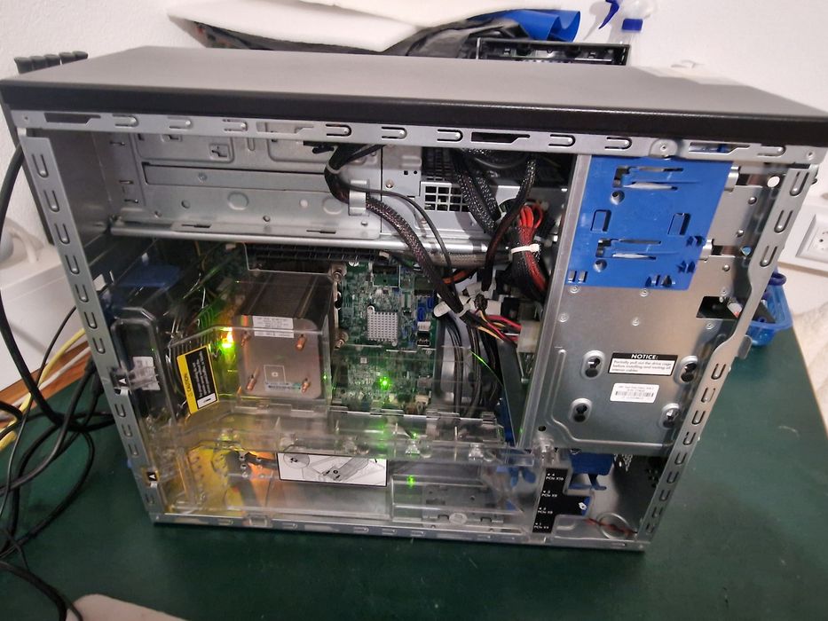 Servidor HP ProLiant ML310e Gen8 v2