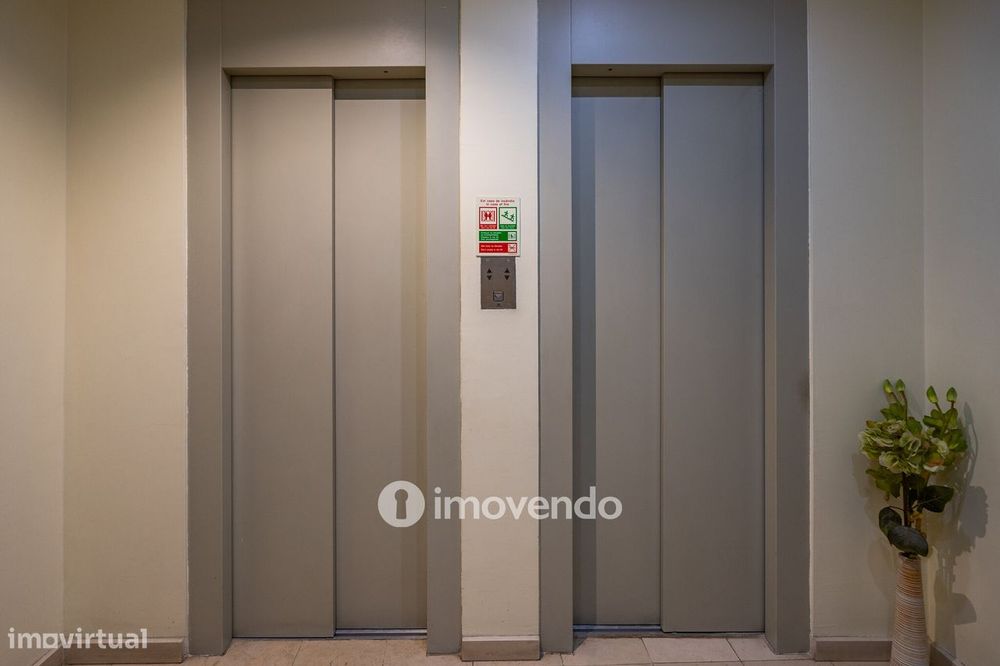 Apartamento T3 com áreas amplas, varandas e arrecadação, em Alverca